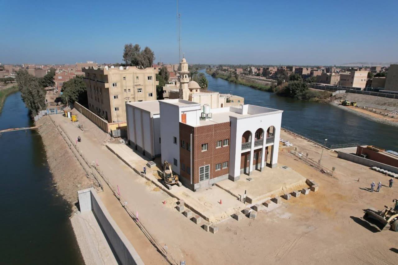 الدكتور سويلم يتابع موقف الترتيبات النهائية لتشغيل مجموعة قناطر ديروط الجديدة