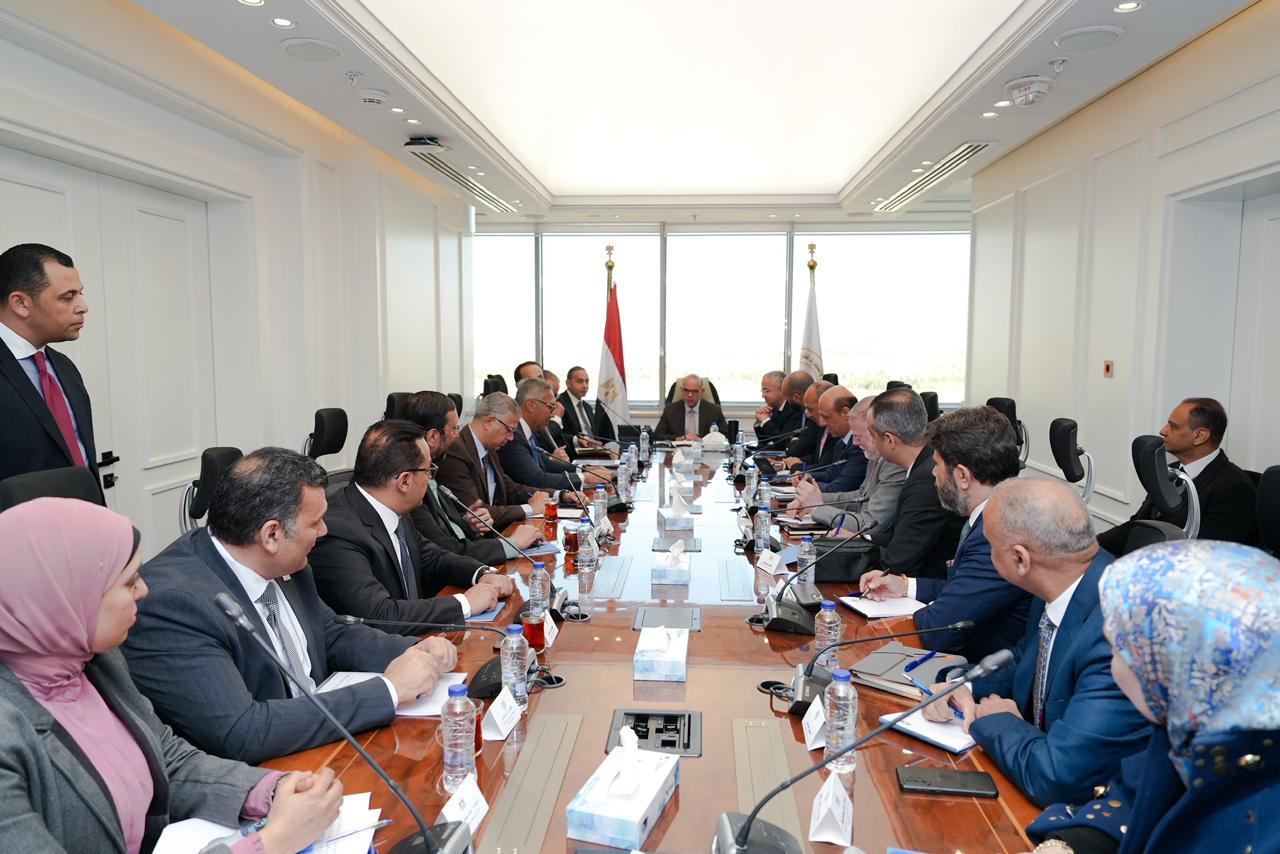 وزير الاستثمار ينسق بين 5 جهات للربط الإلكتروني