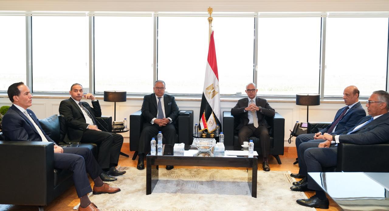 وزير الاستثمار ينسق بين 5 جهات للربط الإلكتروني