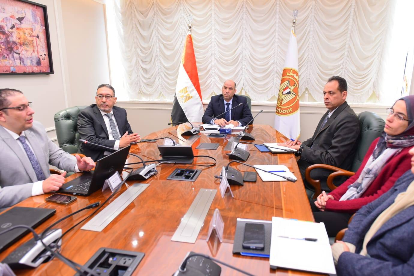 وزير العمل مع وفد من شركة الأنظمة الذكية المؤمنة للبرمجيات