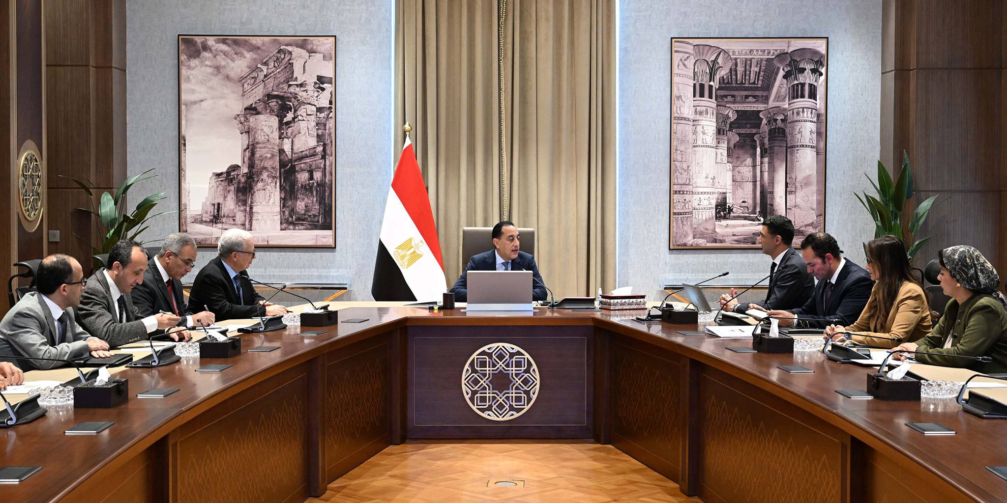 رئيس الوزراء يجتمع مع وزير الصناعة 