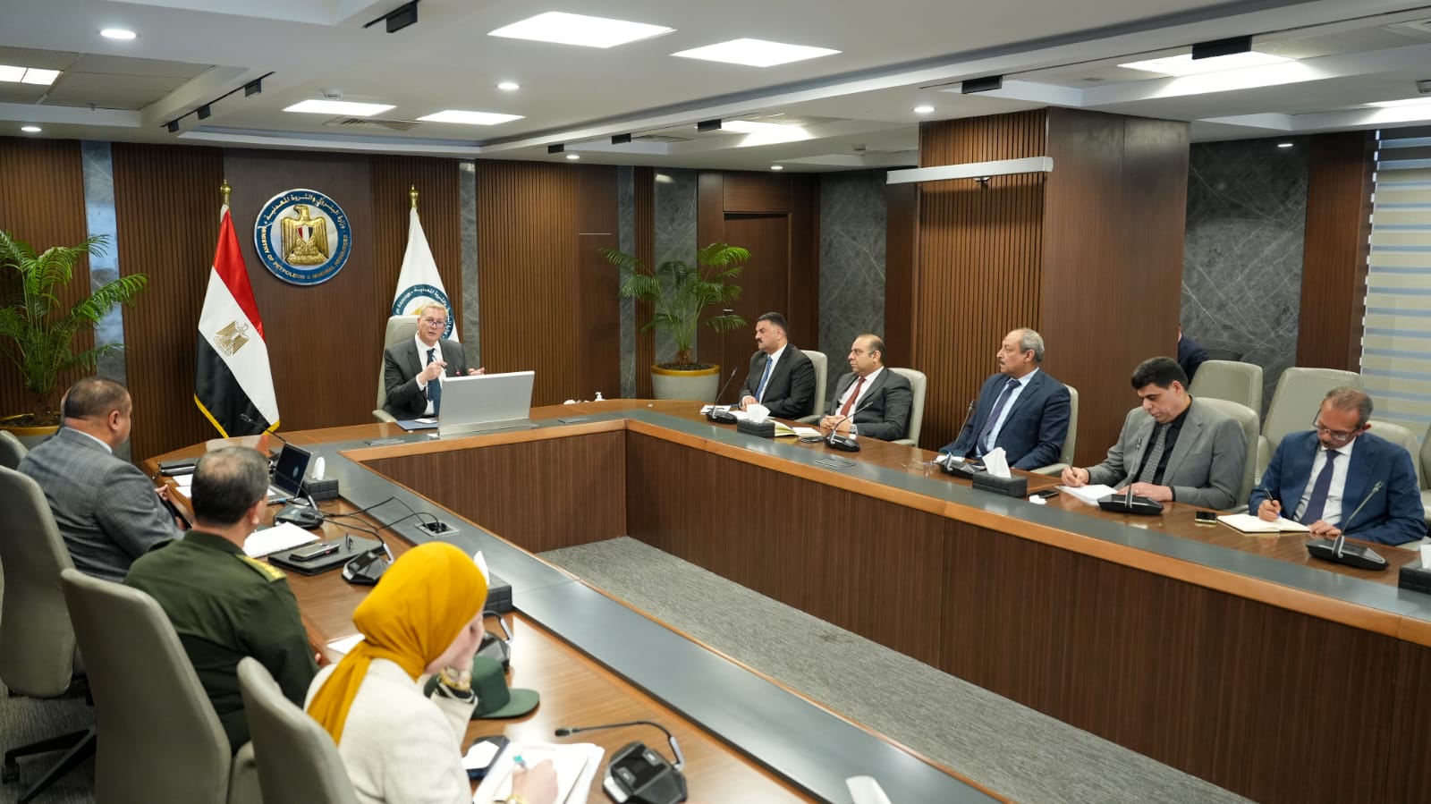 وزير البترول يعقد اجتماع مع مجلس إدارة هيئة الثروة المعدنية