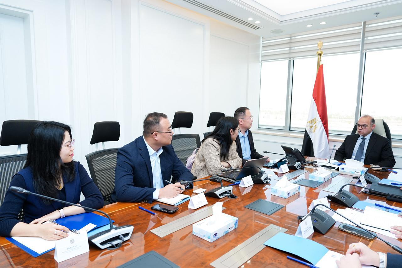 وزير الاستثمار يلتقي مسؤولي مجموعة هيميلي الصينية