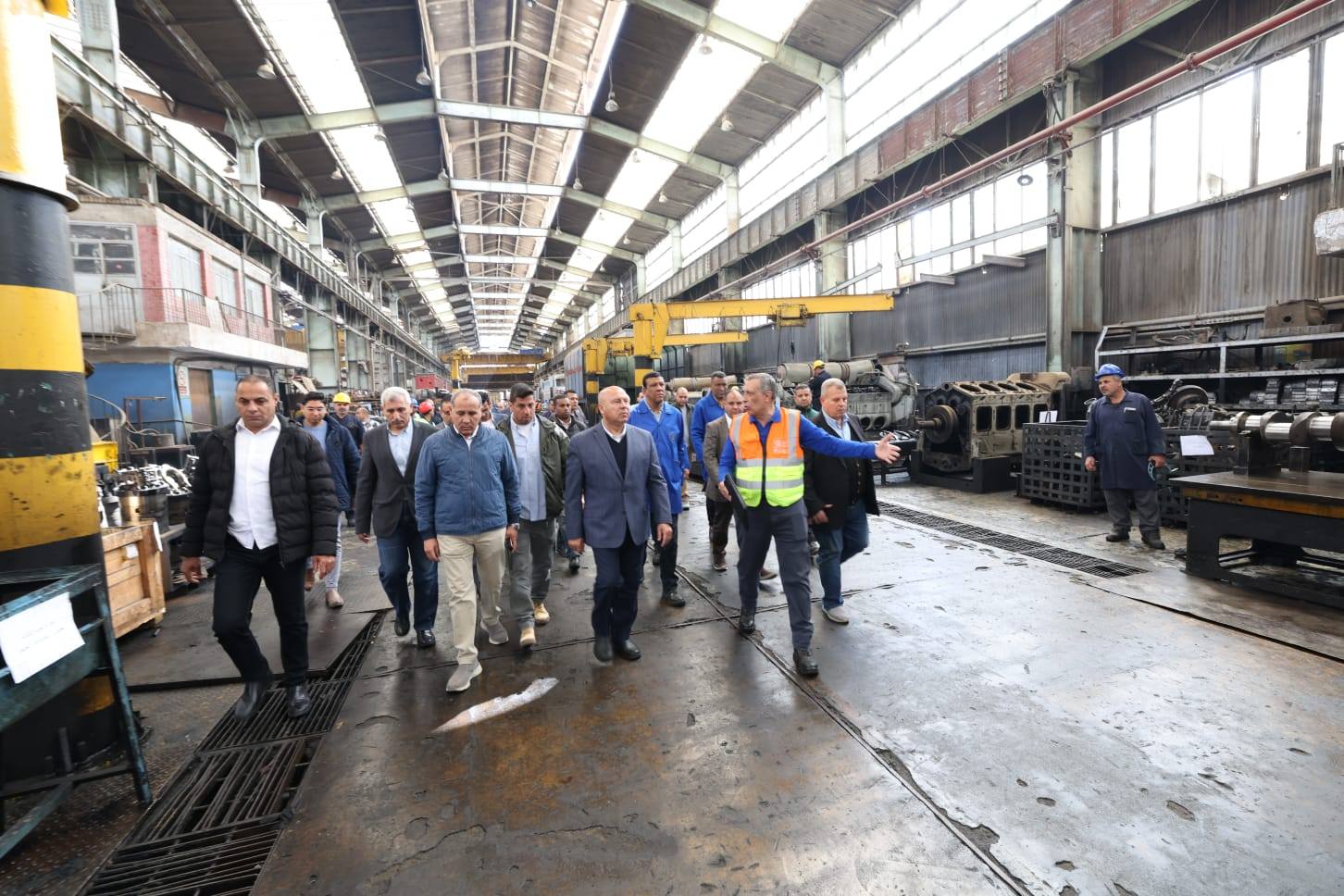 وزير النقل يتفقد ورش إيرماس المتخصصة في عمرة وصيانة جرارات السكك الحديدية