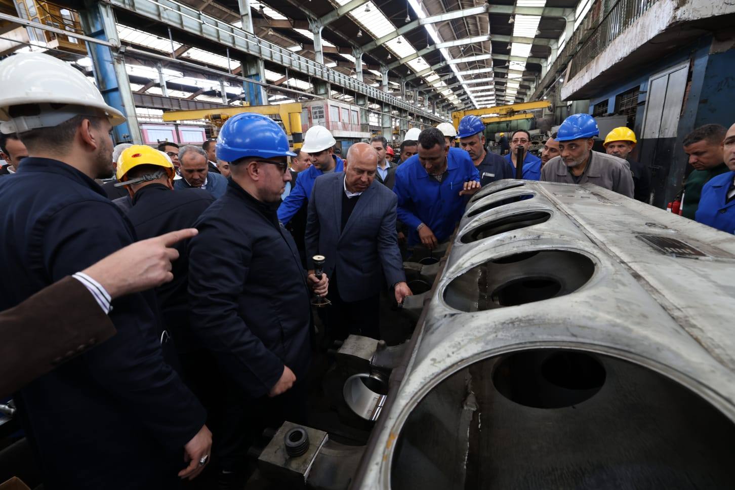 وزير النقل يتفقد ورش إيرماس المتخصصة في عمرة وصيانة جرارات السكك الحديدية