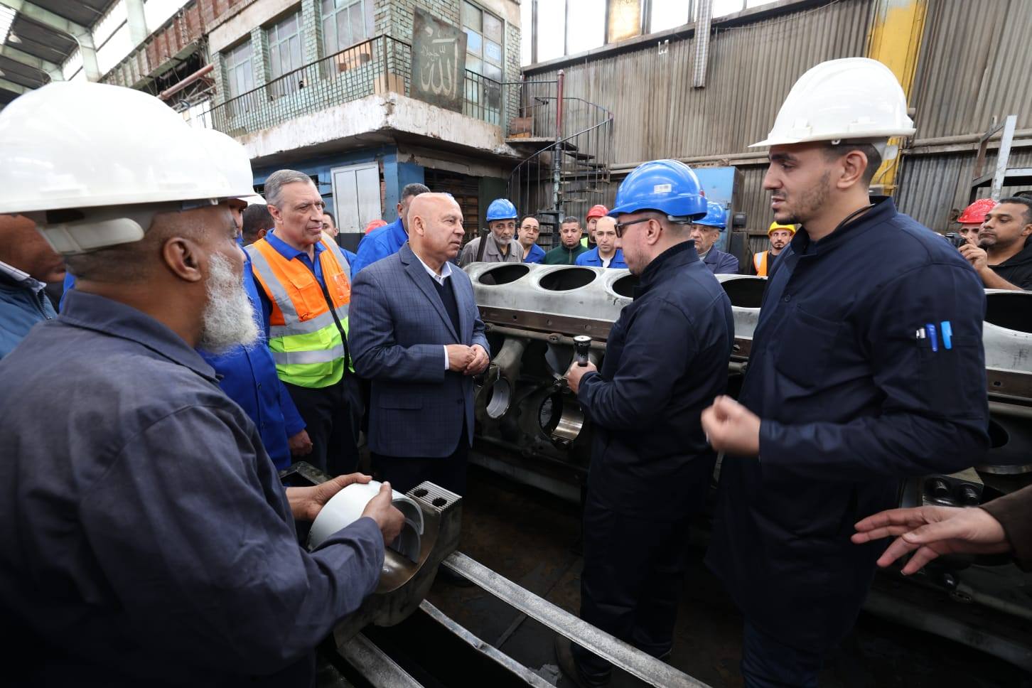 وزير النقل يتفقد ورش إيرماس المتخصصة في عمرة وصيانة جرارات السكك الحديدية