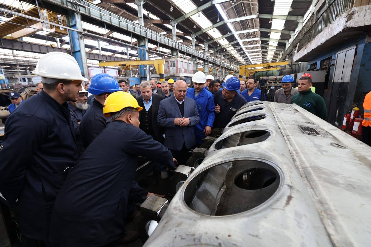 وزير النقل يتفقد ورش إيرماس المتخصصة في عمرة وصيانة جرارات السكك الحديدية
