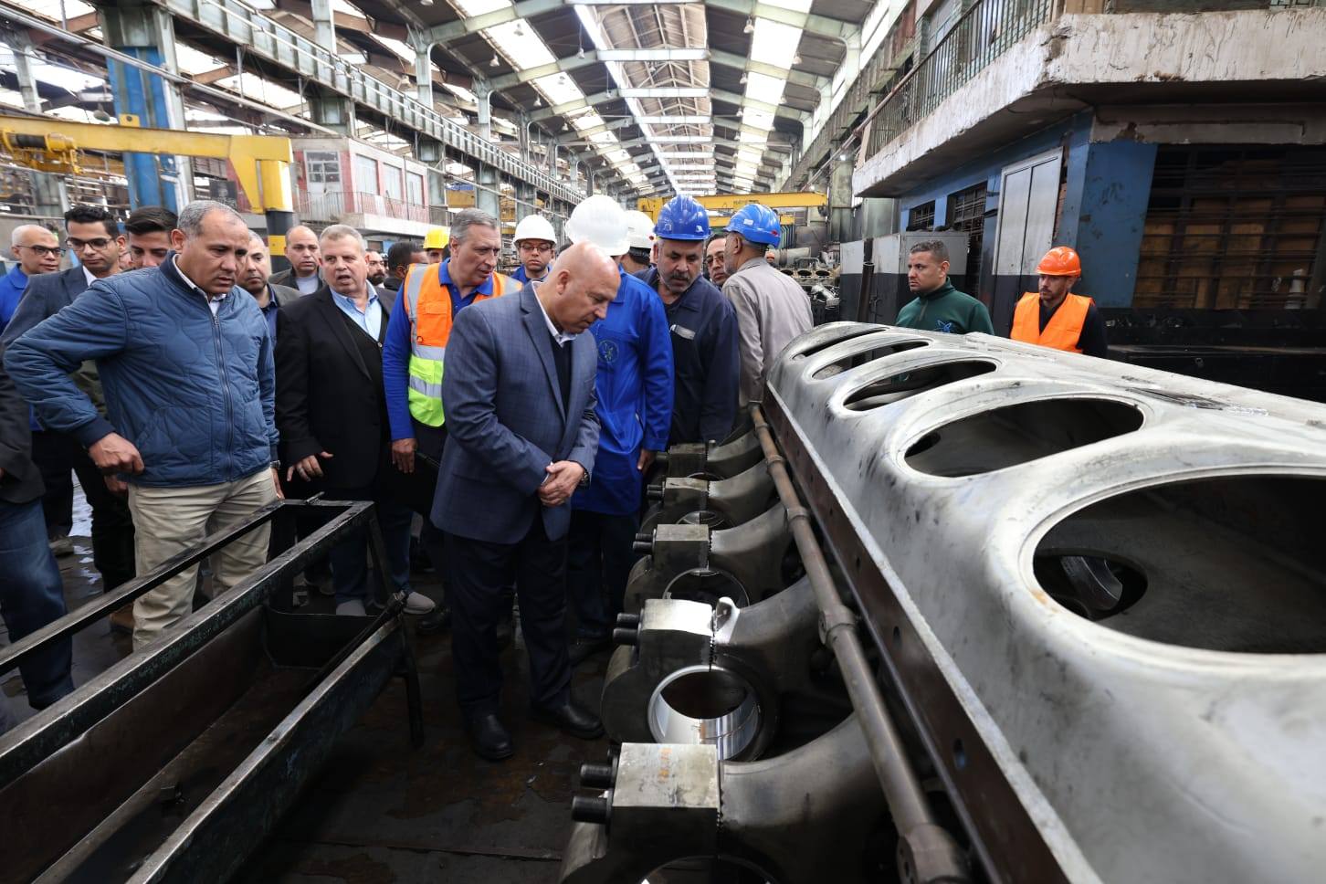 وزير النقل يتفقد ورش إيرماس المتخصصة في عمرة وصيانة جرارات السكك الحديدية