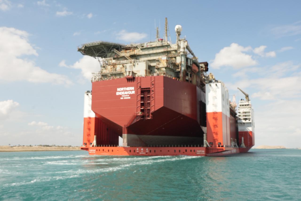 قناة السويس تشهد عبور سفينة الغطس HUA RUI LONG 