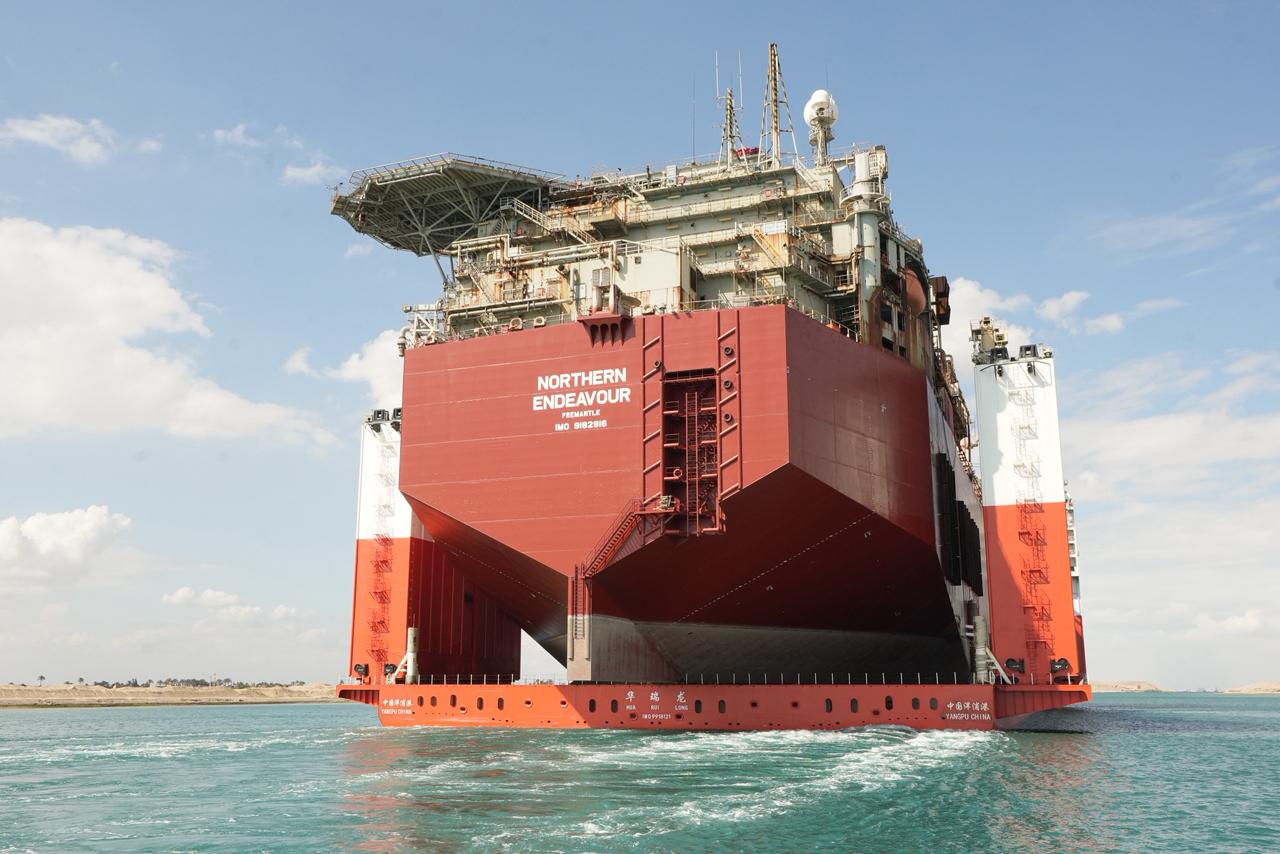 قناة السويس تشهد عبور سفينة الغطس HUA RUI LONG 