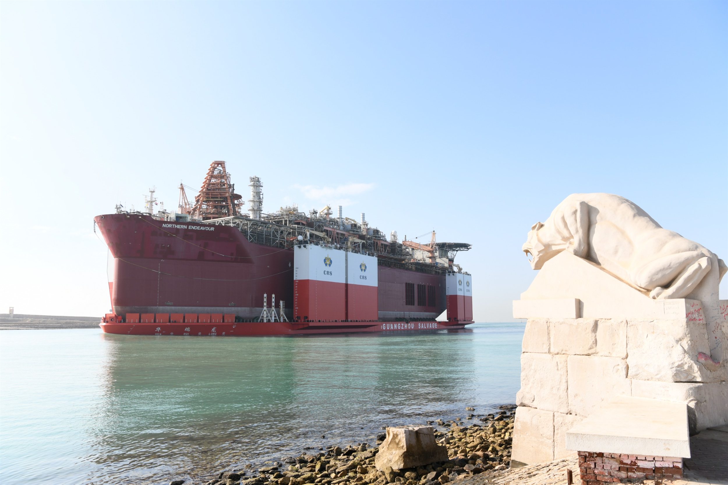 قناة السويس تشهد عبور سفينة الغطس HUA RUI LONG 