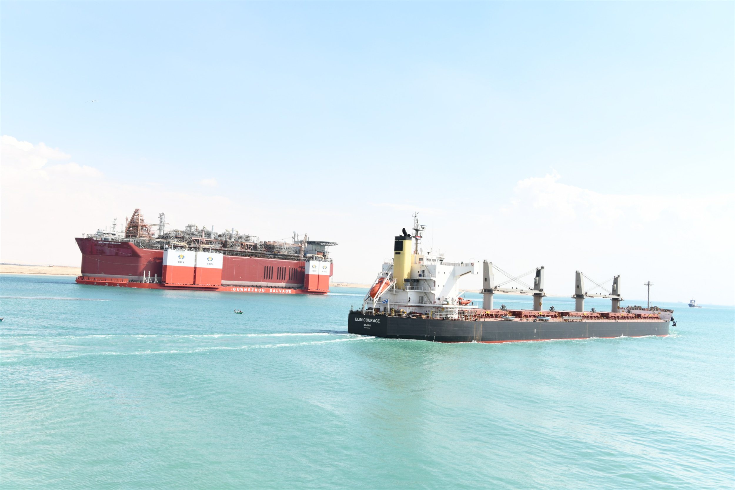 قناة السويس تشهد عبور سفينة الغطس HUA RUI LONG 