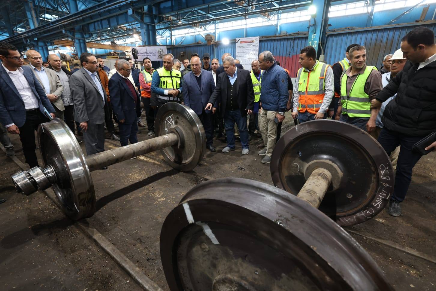 وزير النقل يتفقد ورش كوم أبو راضي وشركة كولواي مصر