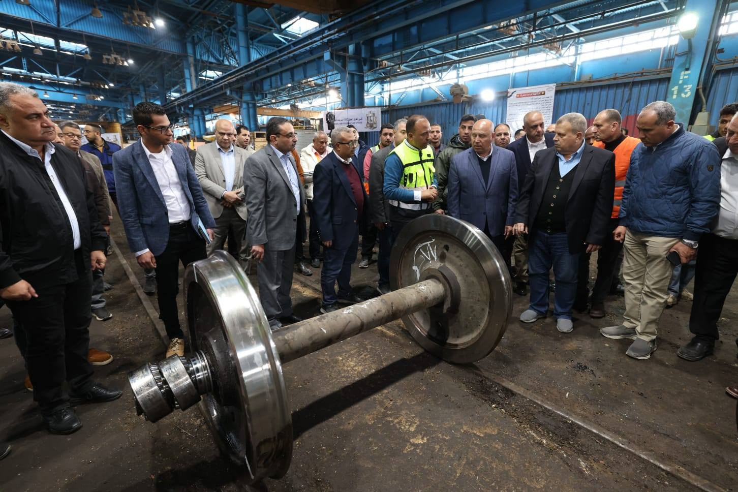 وزير النقل يتفقد ورش كوم أبو راضي وشركة كولواي مصر