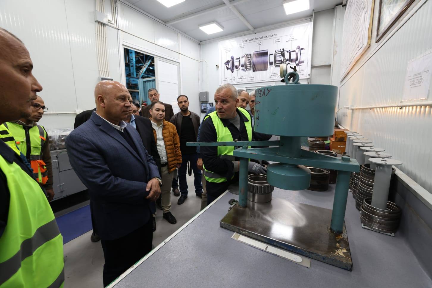 وزير النقل يتفقد ورش كوم أبو راضي وشركة كولواي مصر