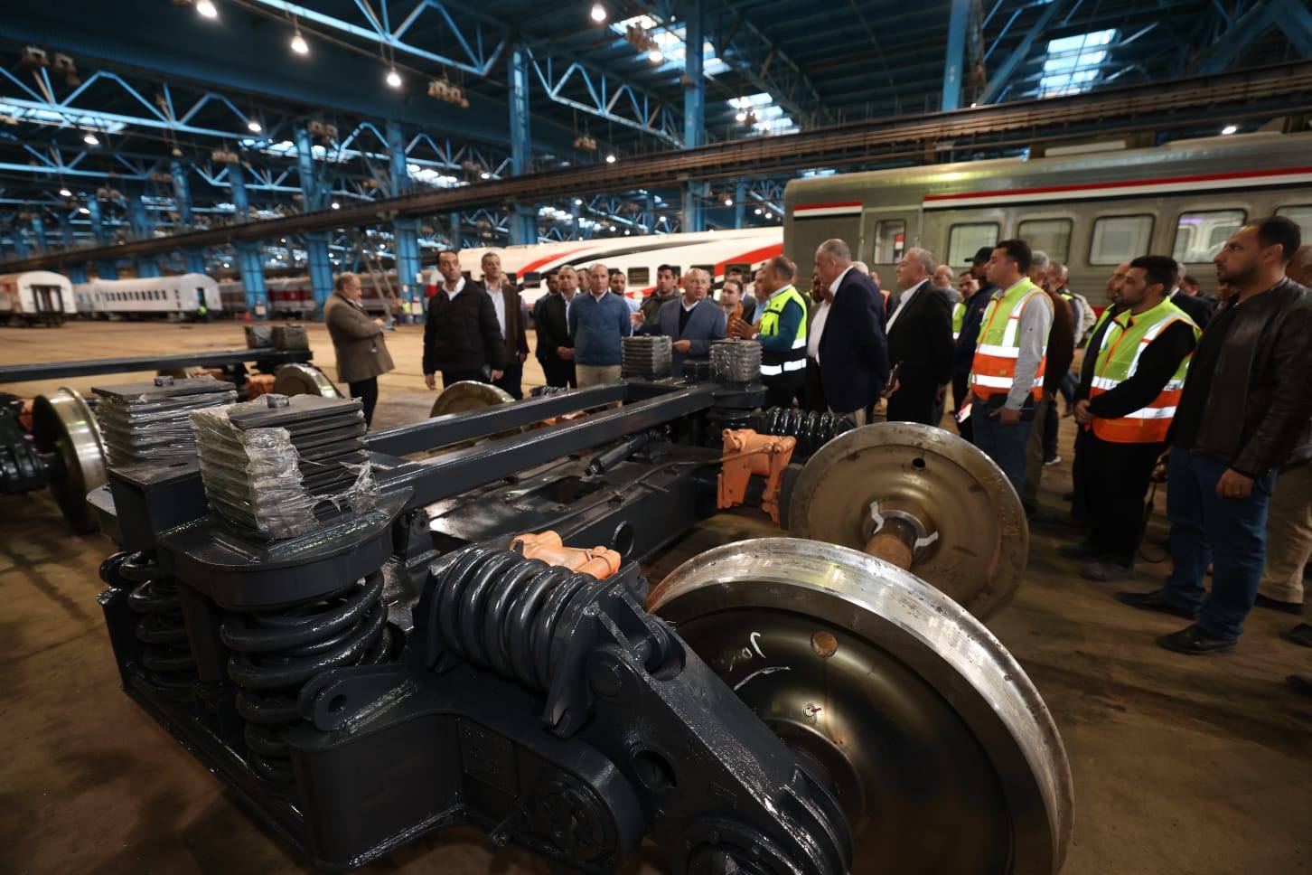 وزير النقل يتفقد ورش كوم أبو راضي وشركة كولواي مصر