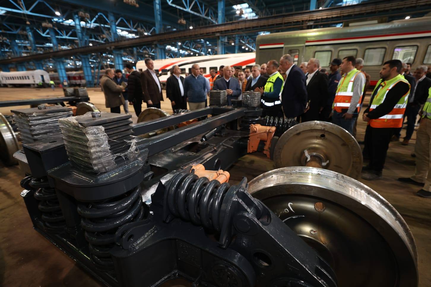 وزير النقل يتفقد ورش كوم أبو راضي وشركة كولواي مصر