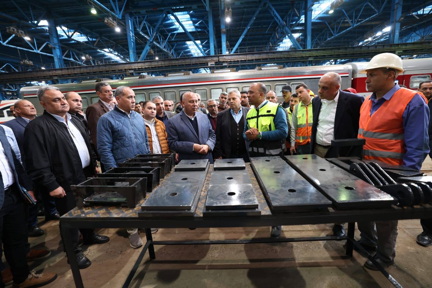 وزير النقل يتفقد ورش كوم أبو راضي وشركة كولواي مصر