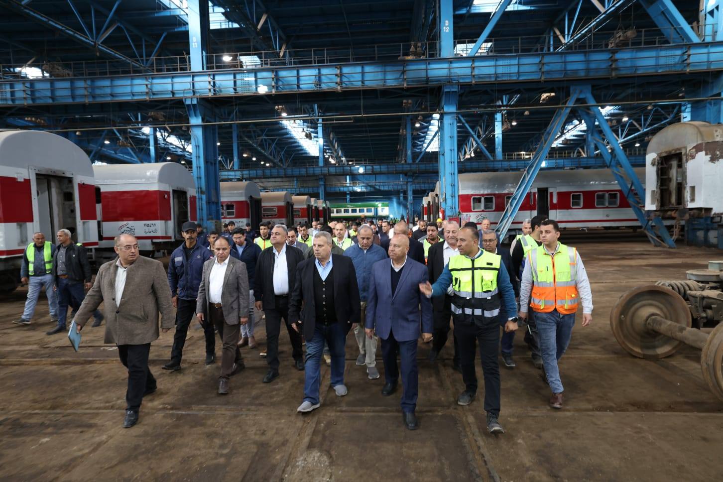 وزير النقل يتفقد ورش كوم أبو راضي وشركة كولواي مصر