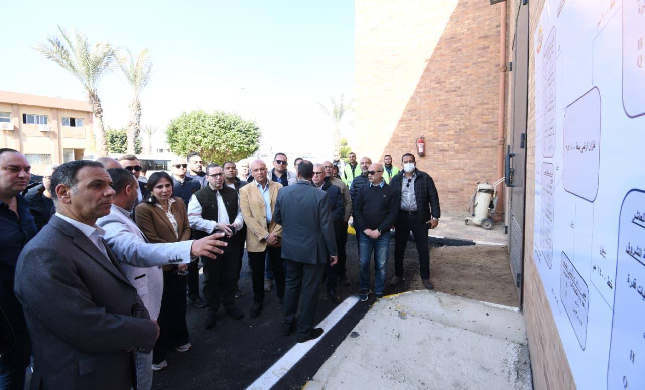 وزيرة الإسكان تتفقد محطة المياه الرئيسية بالشروق