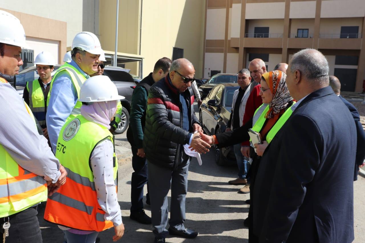 الدكتور محمود عصمت يتفقد محطة الربط الكهربائي المصري السعودي