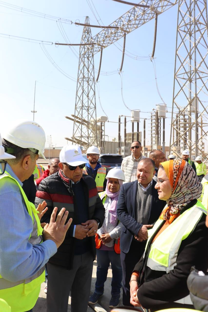 الدكتور محمود عصمت يتفقد محطة الربط الكهربائي المصري السعودي