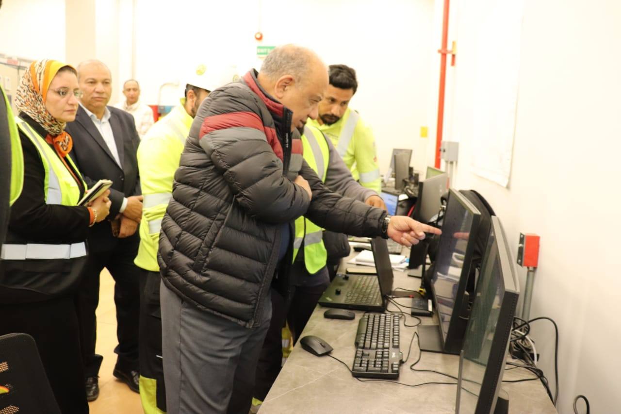 الدكتور محمود عصمت يتفقد محطة الربط الكهربائي المصري السعودي