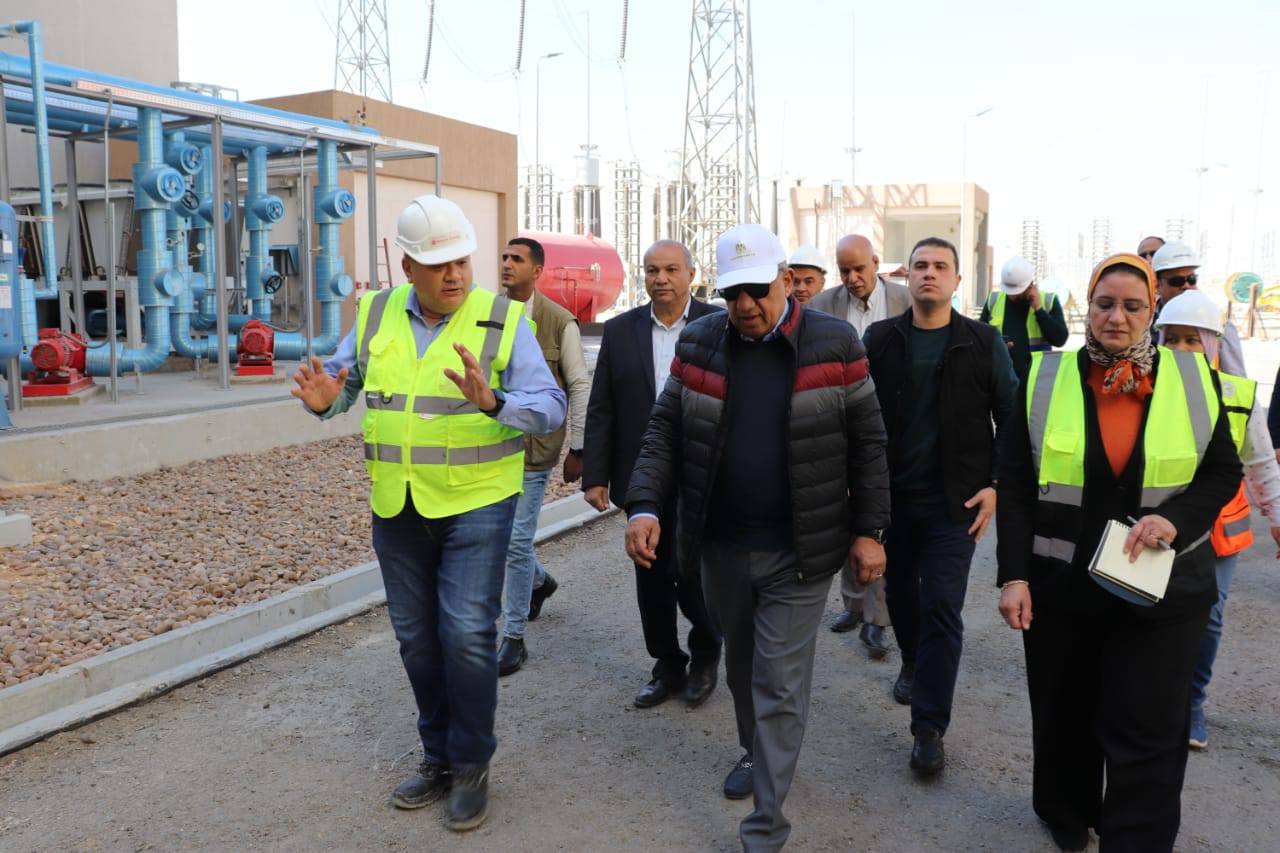 الدكتور محمود عصمت يتفقد محطة الربط الكهربائي المصري السعودي