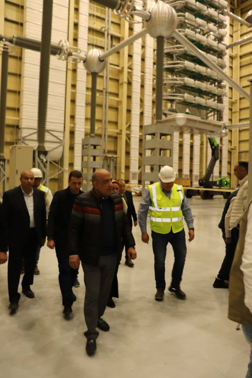 الدكتور محمود عصمت يتفقد محطة الربط الكهربائي المصري السعودي
