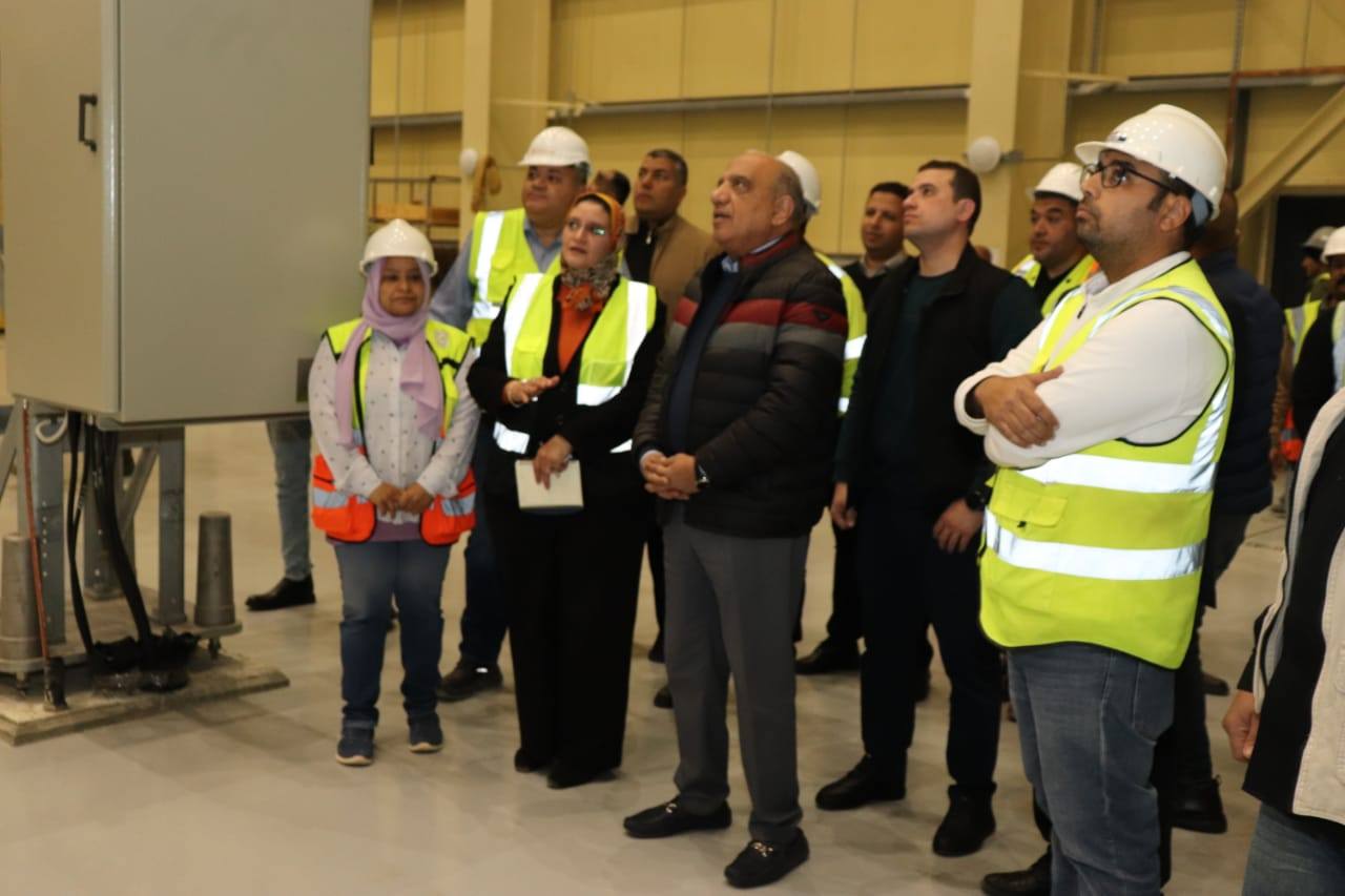 الدكتور محمود عصمت يتفقد محطة الربط الكهربائي المصري السعودي