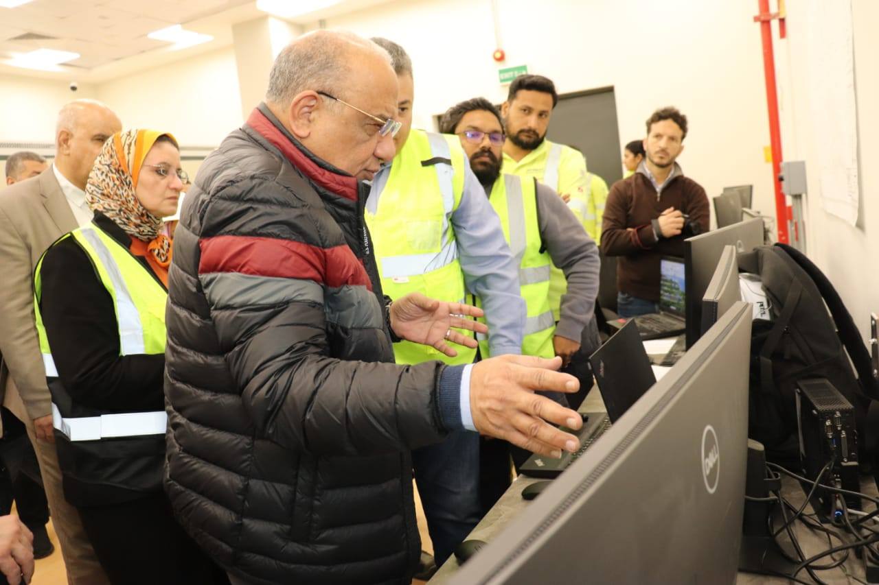 الدكتور محمود عصمت يتفقد محطة الربط الكهربائي المصري السعودي