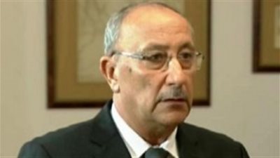 محافظ أسوان يصرف مساعدات مالية لـ16 حالة إنسانية