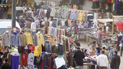 الباعة الجائلون يتحدون الأمن ويعودون لأماكنهم بوسط البلد