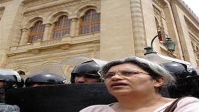 والدة علاء عبد الفتاح تتظاهر أمام «العدل» للإفراج عن المعتقلين