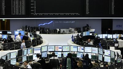 عمليات استحواذ واندماج تساعد الأسهم الأوروبية على التماسك