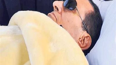 أنباء عن إصابة مبارك بكسر في الفخذ عقب سقوطه داخل غرفته