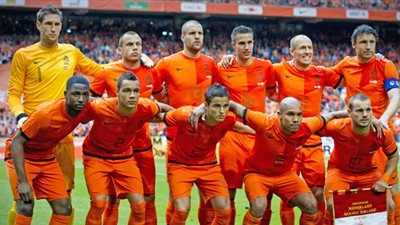 هولندا تحافظ على صدارة المجموعة الثانية بالفوز على تشيلي