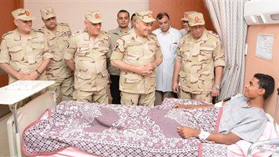 رئيس الأركان يزور المصابين بالمستشفيات العسكرية ويهنئهم بعيد الفطر