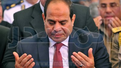 السيسي يؤدي صلاة عيد الفطر بمسجد محمد كُريم بالإسكندرية