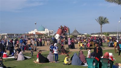 ثاني أيام عيد الفطر.. توافد المواطنين على الشواطئ والحدائق بالمحافظات