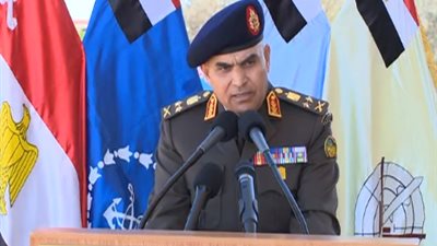 بمناسبة ذكري العاشر من رمضان، وزيرا الدفاع والداخلية يكرمان عدد من الضباط المتميزين