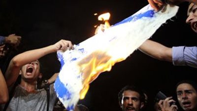 متظاهرون مصريون يحرقون العلم الاسرائيلي احتجاجا على ضرب غزة