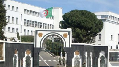 مقتل ثلاثة جنود وأربعة من أفراد الأمن في انفجار قنبلة بغرب الجزائر