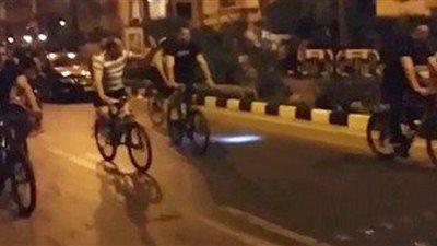 شاهد: السيسي يتجول بدراجته في شوارع المعمورة 