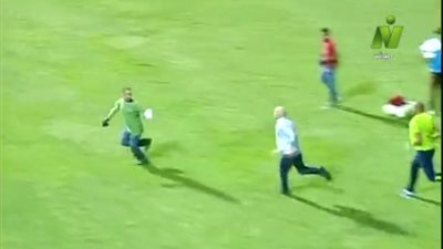 فيديو: حسام حسن يجري وراء مصور ويعتدي عليه بالضرب