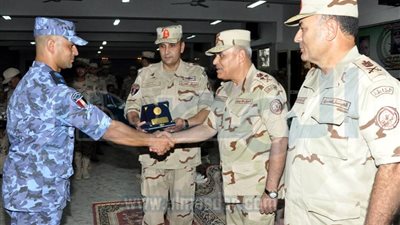 وزير الدفاع يلتقى بقادة وضباط وصف وجنود الجيش الثالث الميدانى