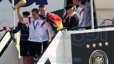 الماكينات الألمانية تصل إلى برلين حاملة كأس العالم الغالية