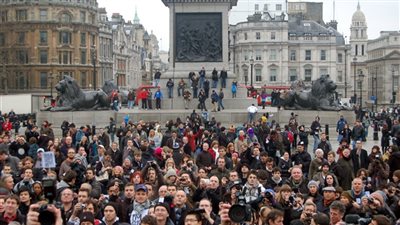 مئات البريطانيين يتظاهرون احتجاجًا على مقتل 