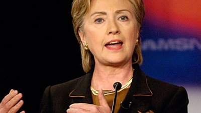 هيلاري كلينتون تبدي تعاطفا مع غزة وتدافع عن الغارات الإسرائيلية