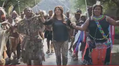 شاهد.. انتصار ترقص على الأنغام الأفريقية في 